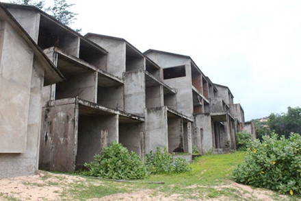 Được kỳ vọng trở thành "thủ đô resort" nhưng chục năm qua mũi Kê Gà (Bình Thuận) lại hóa vùng đất chết khi hàng loạt khu nghỉ dưỡng bị bỏ hoang. Ảnh: Lao động.