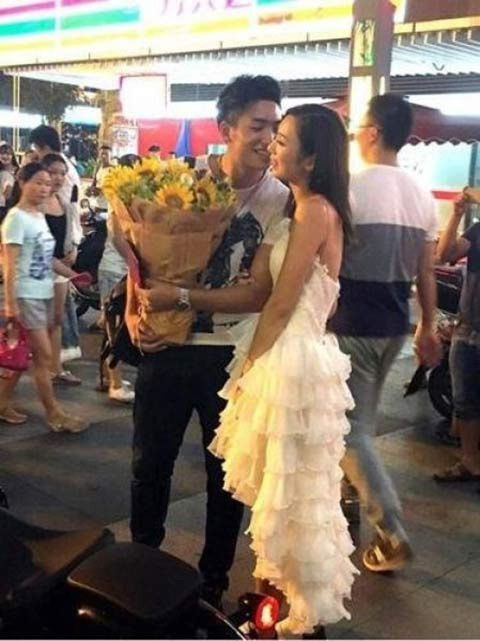 Một ái nữ con nhà giàu ở Tứ Xuyên (Trung Quốc) từng gây "bão mạng" khi có màn cầu hôn bạn trai rất đặc biệt. Theo đó, cô gái đã đưa xe phân khối lớn và sổ đỏ một căn hộ đến trung tâm mua sắm để cầu hôn. Chàng trai chỉ cần đồng ý thì số tài sản trên sẽ thuộc về anh ta. Anh chàng “tốt số” nhanh chóng nhận lời và ôm hôn bạn gái.