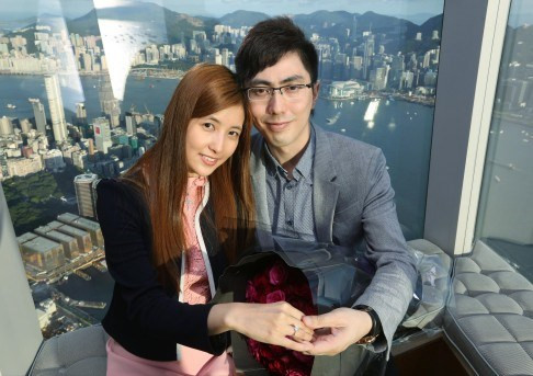 Trung Quốc vốn nổi tiếng về những màn tỏ tình hay cầu hôn độc đáo và tốn kém. Hồi tháng 8/2015, Victor Tang, 37 tuổi, làm việc tại công ty truyền thông Hutchison Global, đã dành hàng tháng để lên kế hoạch cho màn cầu hôn đặc biệt vì bạn gái anh nói rằng cô không thích "những lời cầu hôn quá bình thường".