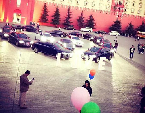 Màn cầu hôn siêu tốn kém bằng 12 chiếc siêu xe diễn ra vào cuối tuần qua ở khuôn viên một trường đại học tại thành phố Trịnh Châu, tỉnh Hà Nam, thu hút rất đông các bạn trẻ hiếu kỳ.