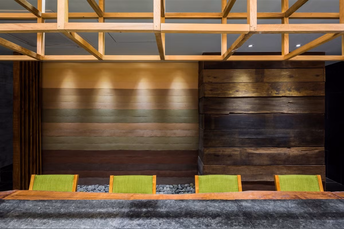 Các bức tường sơn màu giống như đất nện và bức tường đá tạo ra một bầu không khí của Nhật Bản.