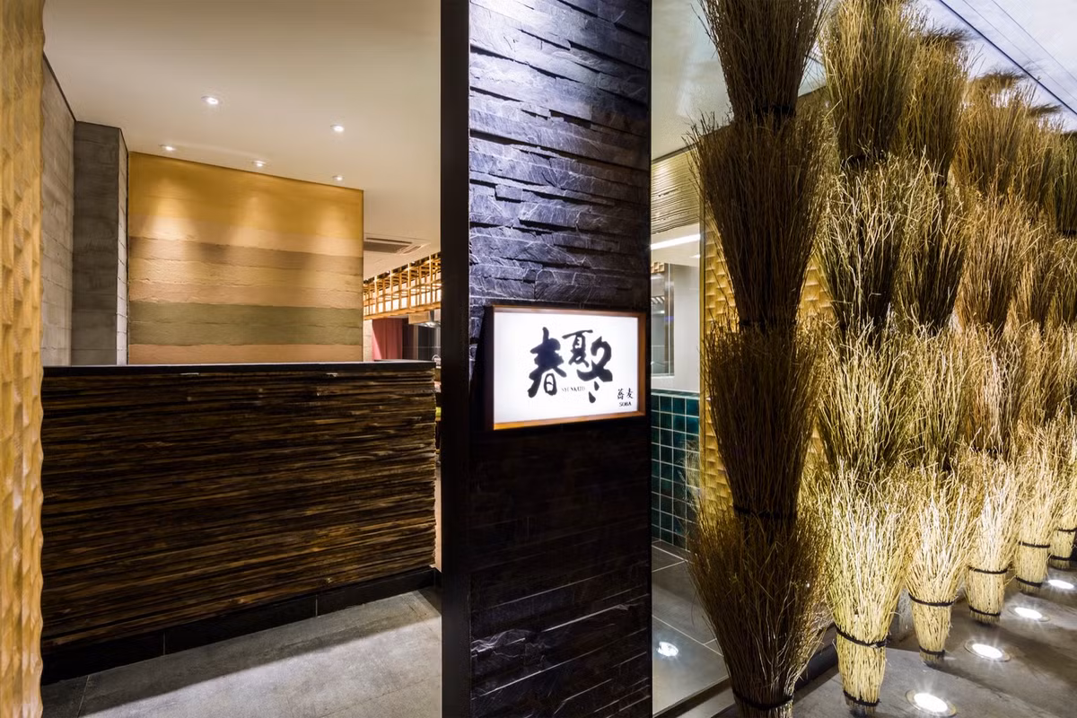 Để cung cấp một bầu không khí thư giãn cho thực khách ăn uống, chiều cao trần nhà được hạ từ 3,6m xuống còn 2,4m.