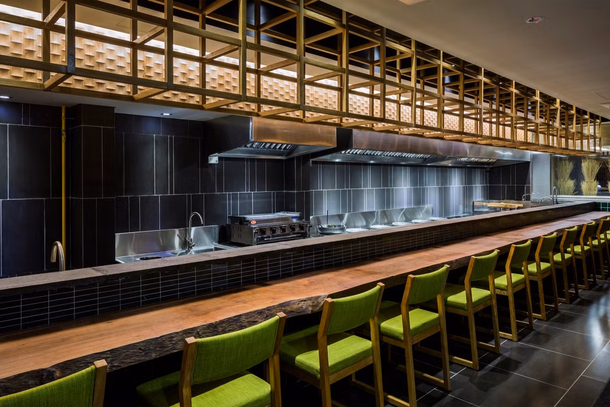 Quầy bar trông khá sang trọng nhưng cũng đậm chất dân dã nhờ cách kết hợp nội thất hài hòa.