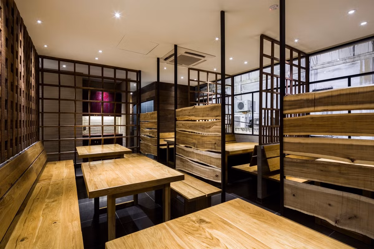 Các phòng ăn riêng, nằm ở vị trí cuối cùng nhà hàng, được bao quanh bởi tấm gỗ lớn và đá granite, tạo ra tính độc đáo tại nhà hàng.