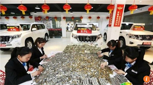 Người đàn ông này cho biết, trong lúc lái xe chở đống tiền lẻ này tới đại lý, số tiền nặng tới mức một chiếc lốp xe bị nổ.