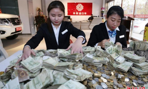 Ngoài ra số tiền này cũng khiến các nhân viên đại lý ô tô chật vật suốt 12 giờ để phân loại và đếm.