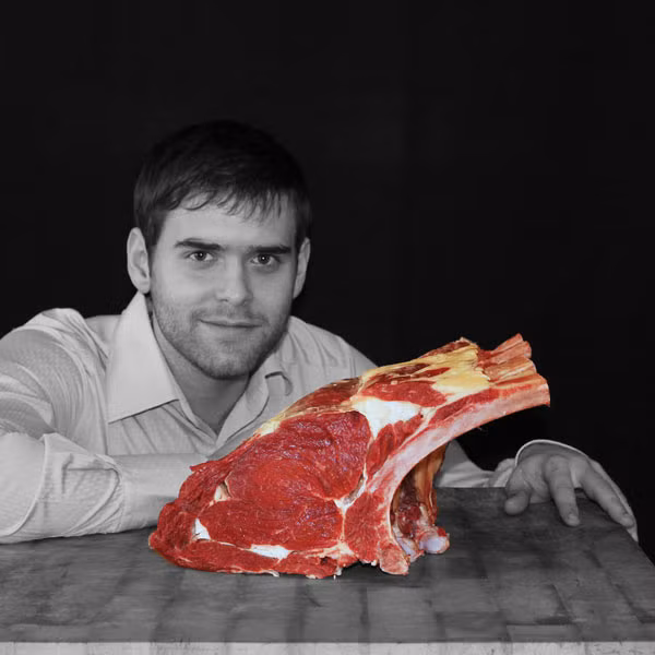 Để tạo ra một miếng thịt bò trữ đông mất rất nhiều thời gian. Cụ thể, một miếng nạc lưng trữ đông trong khoảng 15 năm có giá khoảng 3.200 USD (71 triệu đồng). Do lượng thịt sản xuất ra mỗi ngày hạn chế nên khách hàng phải đặt hàng trước và chờ rất lâu mới có thể thưởng thức những miếng thịt hiếm có này.