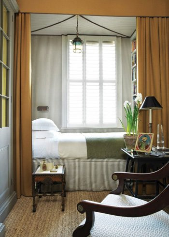 Ngoài ra, chúng ta nên lắp thêm những kệ treo tường sâu mà bạn có thể biến chúng thành bàn làm việc ngay tại giường.