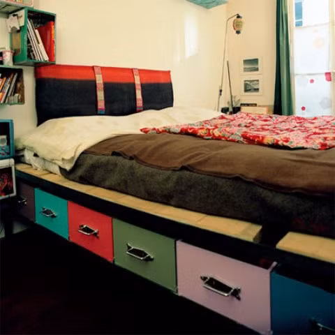 Đối với những căn phòng nhỏ, cách tốt nhất và hữu hiệu nhất là tận dụng không gian chiều ngang, sử dụng những mẫu thiết kế giường có ngăn kéo ở gầm để làm không gian lưu trữ.