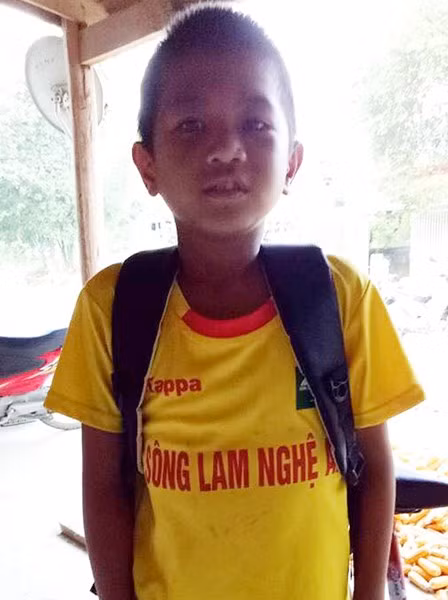 De nghi khen thuong nam sinh lop 5 cuu hai ban duoi nuoc