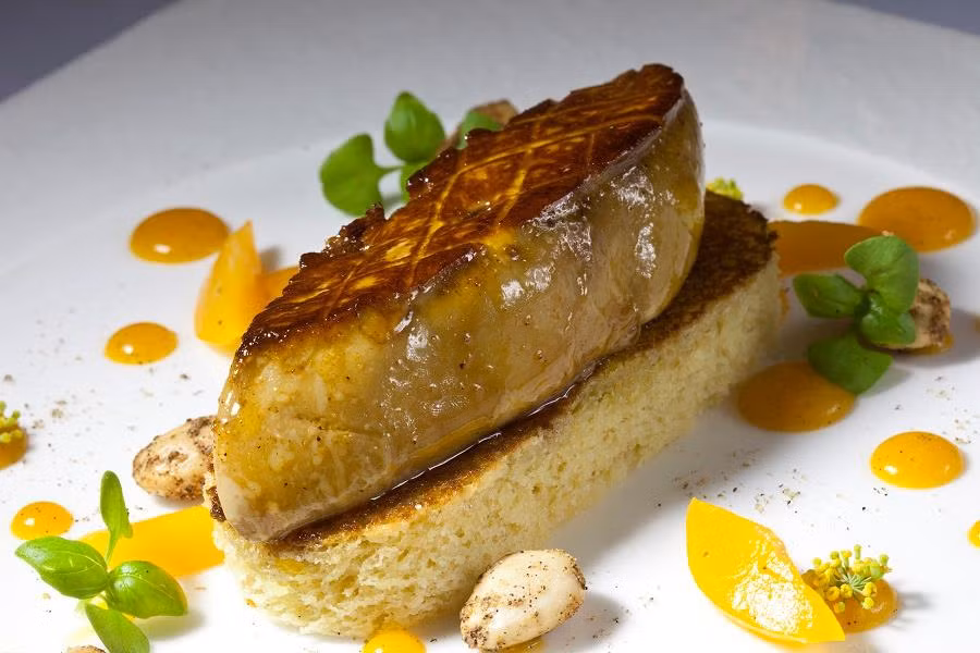 Món gan ngỗng Foie Gras của Pháp vốn đắt tiền và rất nổi tiếng, nhưng ít ai biết quy trình chế biến món ăn độc đáo này lại gặp phải nhiều tranh cãi. Món ăn đắt đỏ này cũng gây ra lắm tai tiếng khi những nhà bảo vệ quyền lợi động vật lên án hình thức chăn nuôi dã man để lấy gan ngỗng. Ảnh: Vox-cdn.