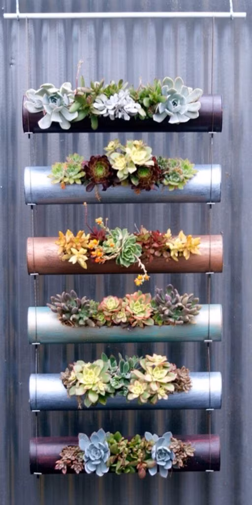 Một kiểu vườn treo xinh xắn được thiết kế từ những ống cây. Ảnh: Topinspirations.