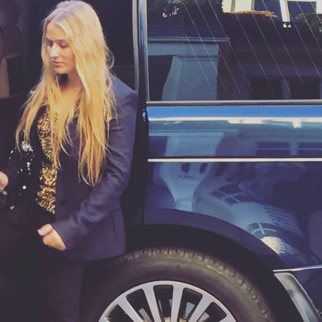 Sofia Abramovich, con gái của tỷ phú Nga Abramovich: Sofia được xem là cô gái tuổi teen giàu nhất nước Anh với khối tài sản thừa kế dự kiến lên tới 1 tỉ USD. Cuộc sống giàu có của Sofia khiến cho giới trẻ thế giới phải khát khao, mơ ước. Cô nàng đến trường bằng trực thăng riêng, di chuyển bằng xe Range Rovers chống đạn.