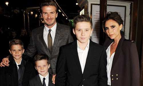 3 quý tử nhà Becks – Vic: Trong thời gian 3 quý tử nhà Becks – Vic học tại trường tư thục Haberdasher tại Elstree, cặp vợ chồng nổi tiếng và giàu có này đã quyết định tậu hẳn một trực thăng riêng đưa con đến trường vì ngôi trường cách khá xa nhà mà đôi vợ chồng lại không muốn chuyển địa điểm mới.