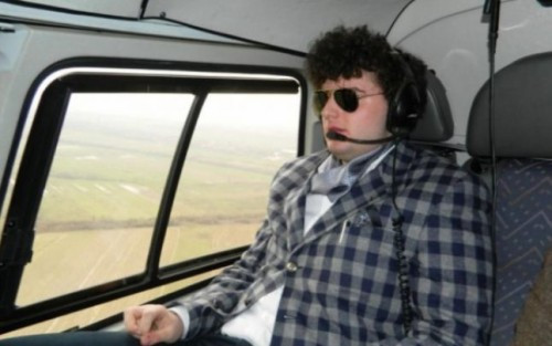 Cậu ấm Victor Micula, con trai trùm tư bản Ioan Micula (ở Romania), nổi tiếng với cuộc sống vô cùng sang chảnh. Victor thường tự lái trực thăng đến trường. Tuy nhiên, cậu ấm này lại không thể tốt nghiệp trung học phổ thông. Vì gian lận trong thi cử, Victor đã bị đình chỉ tốt nghiệp. Sự việc này đã khiến nhà tỉ phú người Romania bị chỉ trích nhiều vì quá nuông chiều con cái.