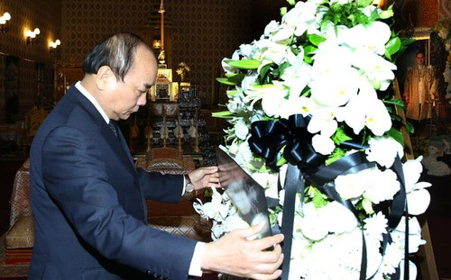 Thủ tướng Nguyễn Xuân Phúc đặt vòng hoa viếng nhà vua Thái Lan Bhumibol Adulyadej.