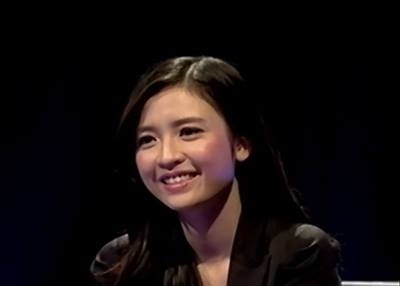 Rất nhiều khán giả khi xem chương trình "Talk Việt Nam" rất thán phục vốn tiếng Anh phong phú và cách phát âm rất chuẩn của Thùy Dương. Điều này khá dễ hiểu khi cô gái xinh đẹp này từng tốt nghiệp trường Đại học Mount Holyoke tại bang Massachusetts - đại học nữ sinh đầu tiên của Mỹ.