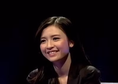 Rất nhiều khán giả khi xem chương trình "Talk Việt Nam" rất thán phục vốn tiếng Anh phong phú và cách phát âm rất chuẩn của Thùy Dương. Điều này khá dễ hiểu khi cô gái xinh đẹp này từng tốt nghiệp trường Đại học Mount Holyoke tại bang Massachusetts - đại học nữ sinh đầu tiên của Mỹ.