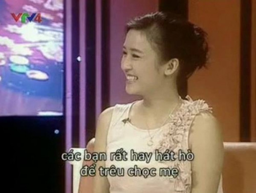 Gây ấn tượng bởi tài "nói tiếng Anh như gió", Thùy Dương còn nhận được nhiều lời khen bởi phong cách rất tự nhiên, linh hoạt, duyên dáng khi dẫn "Talk Vietnam".