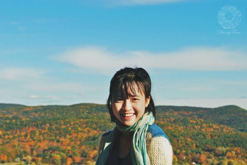 Nữ MC sinh năm 1987 này còn sở hữu một vẻ ngoài hết sức dễ thương, khuôn mặt baby trong sáng với nụ cười luôn nở trên môi.