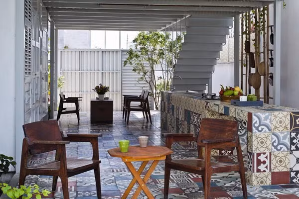 Kết cấu hình thức nhà container không những giúp giảm chi phí trên hệ móng nhà mà còn làm thời gian thi công ngắn hơn, do đó chi phí xây lắp cũng giảm.