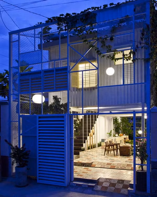 Cấu trúc ngôi nhà gồm 2 phần: 2 phòng ngủ trên tầng 2, bếp và phòng khách bố trí ở tầng 1 mở toang, nối liền với sân vườn xung quanh, xóa nhòa ranh giới giữa trong và ngoài.