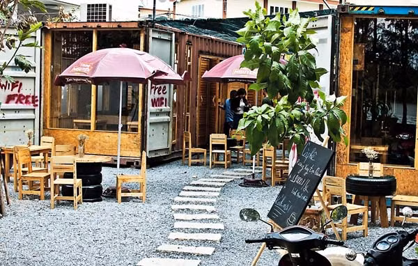 Bên trong quán được lắp đặt tấm cách nhiệt và điều hòa tạo không khí mát mẻ, sử dụng gỗ làm nội thất chính sang trọng, khác với vẻ bụi bặm ở bên ngoài.