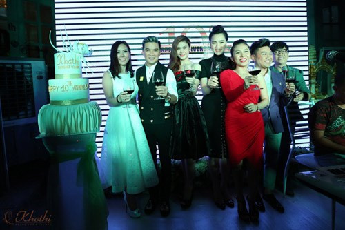 Viện thẩm mỹ Khơ Thị thành lập ngày 1/8/2005 tại TP HCM. Tháng 8/2015, Hoa hậu phu nhân Thu Hoài đã tổ chức buổi lễ kỷ niệm 10 năm thành lập Viện thẩm mỹ Khơ Thị với sự tham gia của nhiều người nổi tiếng. Ảnh: Khám Phá.