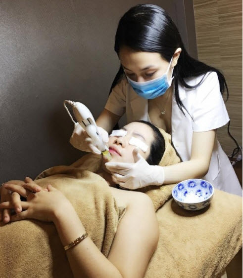 Bà chủ Hương Baby tận tình làm đẹp cho khách tại spa.