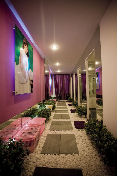 Spa của người đẹp Việt này mang tên Ánh Trinh, gồm 4 tầng lầu, nằm ở mặt đường 1 quận lớn tại TP HCM. Spa nổi bật với màu tím lãng mạn - màu sắc yêu thích của Ngọc Trinh. Ảnh: Tinmoi.