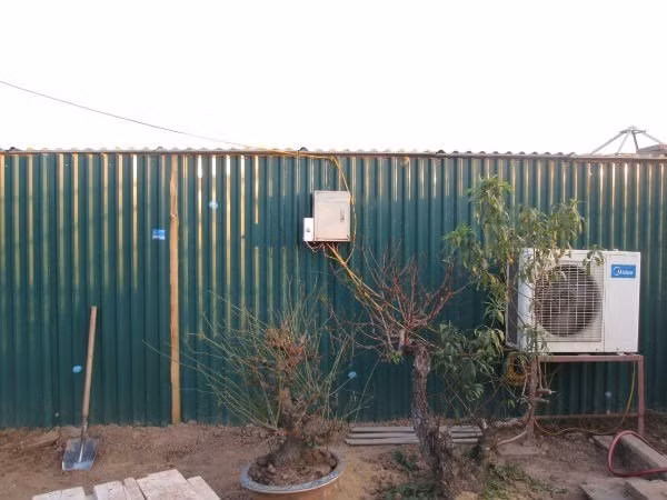 Trên diện tích vườn trồng 1.000m2, ông Lê Hàm thu hoạch được hơn 70 gốc đào thất thốn đẹp, giá bán dao động thấp nhất 10-40 triệu đồng/cây. Theo ông Hàm, để có được một cây đào mất rất nhiều thời gian, thường từ 8- 10 năm chăm bẵm. Gốc đào ưng ý, hoàn chỉnh có thể chơi Tết được phải mất trên 15 năm. Ảnh: Infonet.