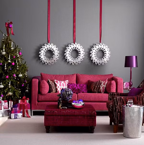 Trang trí tường nhà: Trang trí cho những bức tường chính là phương án đơn giản và dễ dàng để đem đến bầu không khí chào đón lễ Giáng sinh. Nếu khéo léo, bạn có thể tự cắt chữ, tranh ảnh, làm nơ hoặc mua những đồ trang trí, đèn led để tô điểm cho những bức tường thêm lộng lẫy đón Noel.