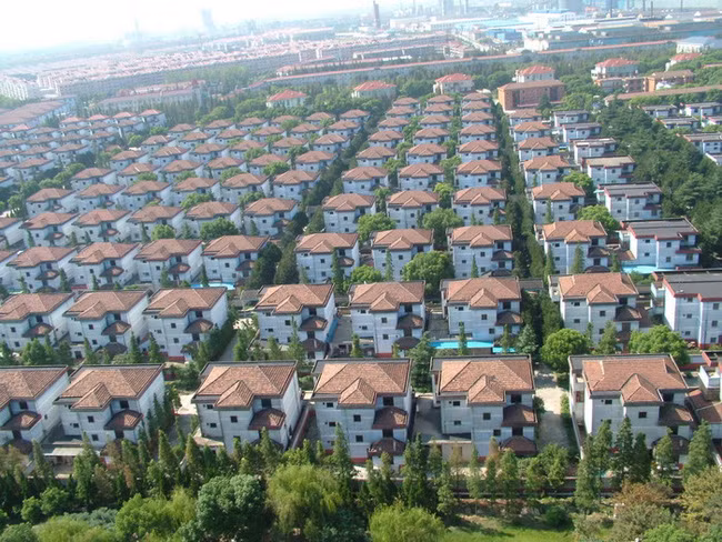 Để có được những thành quả như vậy, người dân ở làng Huaxi phải làm việc liên tục 7 ngày/tuần. Họ cũng không có kỳ nghỉ phép như những người lao động bình thường khác. Việc ăn chơi là điều xa xỉ với người dân ở Huaxi. Trong làng không có đất cho quán bar, sản nhảy, quán café hay thậm chí là quán karaoke. Ảnh: ECNS.