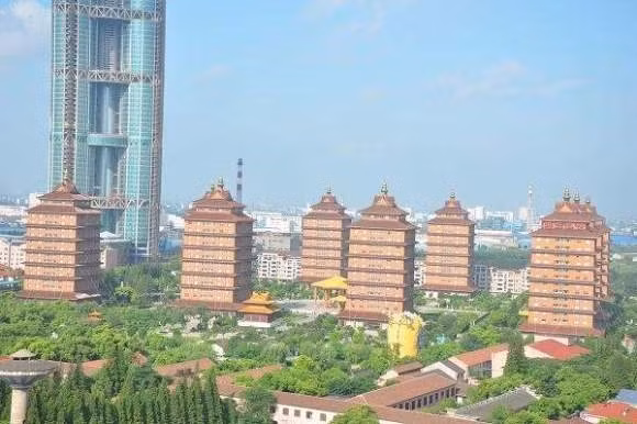 Nơi đây còn có cả một “Công viên Thế giới” (World Park) với bản sao của các biểu tượng nổi tiếng của thế giới từ Tượng nữ thần tự do của Mỹ cho đến Khải hoàn môn (Arc de Triomphe) của Pháp. Ảnh: BI.