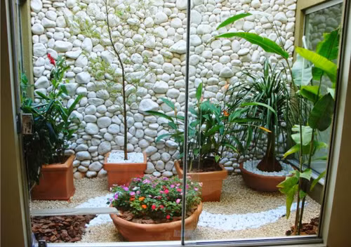 Có những góc thừa, chúng ta có thể đặt nhiều chậu cây cảnh để tạo thành vườn tiểu cảnh.