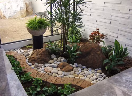Bạn có thể dùng một số sỏi đá làm tiểu cảnh cho vườn cây trong góc nhà.