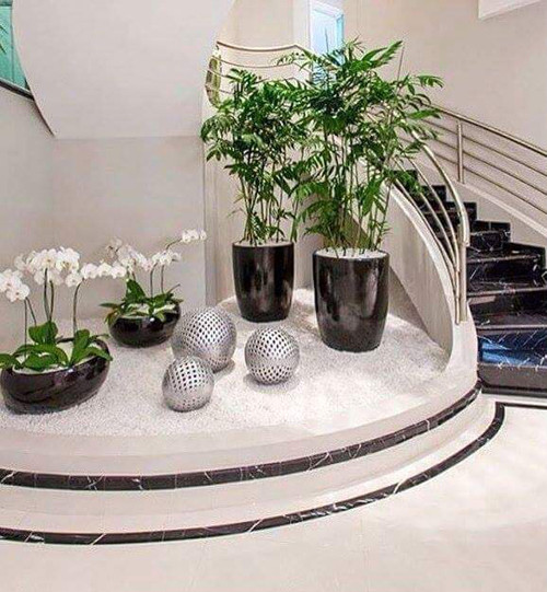 Góc khuất cạnh cầu thang được tận dụng làm vườn hoa cây cảnh sinh động.