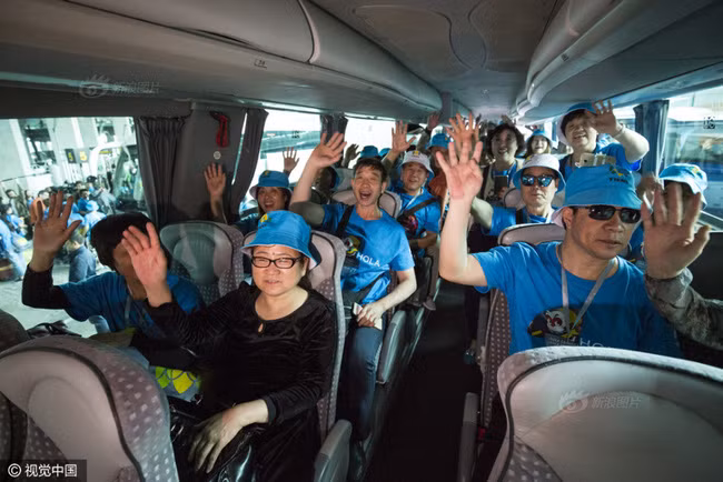 Được biết, tỷ phú họ Lê đã phải chi tới 7 triệu Euro (tương đương 180 tỷ đồng) để thuê 1.650 phòng khách sạn cùng 70 chiếc xe du lịch loại lớn phục vụ cho việc di chuyển. Ảnh: Internet.