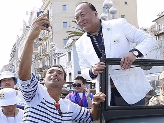 Tháng 5/2016, tỷ phú Lê Kim Nguyên (ảnh), Chủ tịch tập đoàn Thiên Sư (Tiens Group) của Trung Quốc đã khiến cho cả thế giới phải "lác mắt" trước độ hào phóng của mình khi chi tới 180 tỷ đồng để đưa 2.500 nhân viên sang Tây Ban Nha nghỉ hè. Ảnh: Internet.