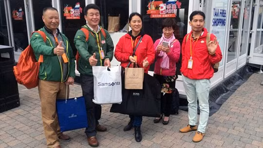 Truyền thông Hà Lan cho hay chuyến du lịch của 4.500 nhân viên công ty Perfect tại các thành phố cũng như vùng ngoại ô ở nước này ước tính tiêu tốn hơn 7,6 triệu USD. Khoảng 90 chiếc xe buýt được thuê để đưa đón lượng nhân viên "khủng". Ảnh: Daily Mail.