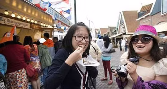 Lượng du khách đông đến nỗi các khách sạn tại thủ đô Amsterdam không thể đáp ứng đủ nhu cầu của họ. Chính vì thế, 4.500 nhân viên công ty buộc phải tách nhóm để đến ở khách sạn tại các thành phố nằm rải khắp Hà Lan như Hague, Delft, Rotterdam và Utrecht. Ảnh: Daily Mail.