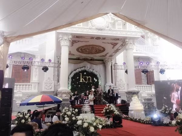 Địa điểm tổ chức đám cưới chính là lâu đài khổng lồ Lan Khoa Khuê, rộng hàng nghìn m2 được trang trí lộng lẫy. Đại gia Nam Định được cho là tốn 200 tỷ xây dựng lâu đài này. Ngoài chi tiền tổ chức đám cưới xa hoa, vị đại gia này còn chi tiền mời các ca sĩ nổi tiếng biểu diễn tại lễ cưới. Nguồn ảnh: Facebook.