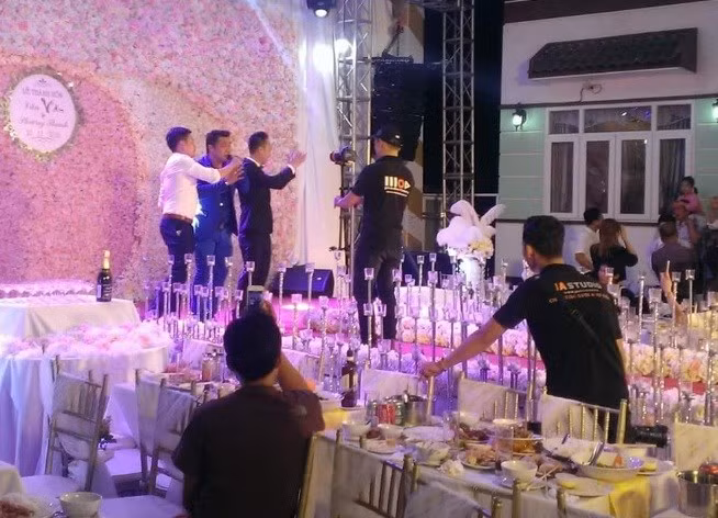 Trước đám cưới 3 tháng, hơn 1.000 ngọn đèn lồng được giăng kín từ cổng làng đến tư gia nhà trai ở Hưng Yên thay cho lời báo hỷ. Ngày 16/11, 3 ngày trước tiệc cưới, ban tổ chức đám cưới huy động hơn 7 xe tải chở đồ trang trí từ Hà Nội đến Hưng Yên để trang hoàng cho cả làng và nhà riêng chú rể cùng khu vực sân khấu, đãi tiệc. Hơn 500m thảm đỏ được trải từ cổng làng đến thẳng nhà trai.
