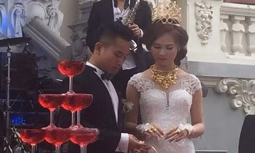 Tháng 4/2016, thông tin đám cưới của con trai một đại gia Nam Định đã khiến dư luận xôn xao về độ hoành tráng, xa hoa. Theo đó, cô dâu và chú rể được hưởng món quà hồi môn vàng giá trị cực "khủng". Chỉ tính riêng vương miện vàng trên đầu cô dâu đã trị giá 2 tỷ đồng.