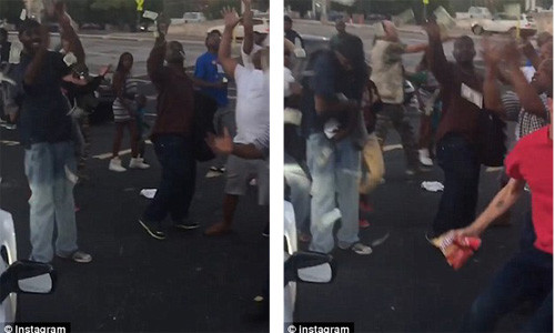 Một cư dân mạng bình luận: "Anh có thể đưa tiền một cách nghiêm túc, nhưng tất nhiên nó không theo logic gì cả".