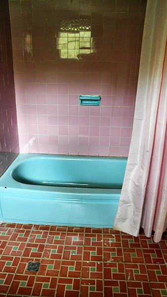 Bồn tắm được giữ sạch sẽ, sáng sủa.