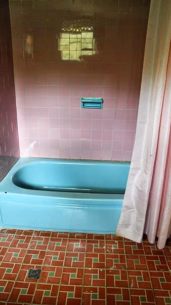 Bồn tắm được giữ sạch sẽ, sáng sủa.