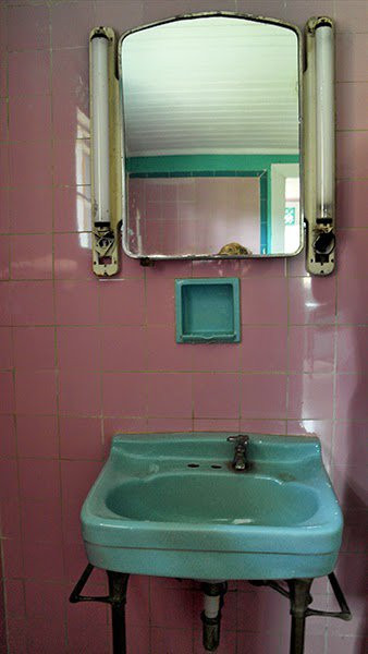 Bồn rửa có màu xanh ngọc tuy đã cũ xong vẫn giữ được nguyên hiện trạng.