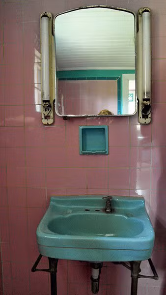 Bồn rửa có màu xanh ngọc tuy đã cũ xong vẫn giữ được nguyên hiện trạng.