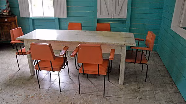 Ngôi nhà này ban đầu được cha của Fidel Castro xây dựng vào năm 1915 để trồng mía. Sau đó, con đường đến Santiago de Cuba chạy khu đất này nên cha của Fidel Castro đã xây dựng cả một đấu trường đá gà, khách sạn, bưu điện, cửa hàng và quán rượu tại đây.